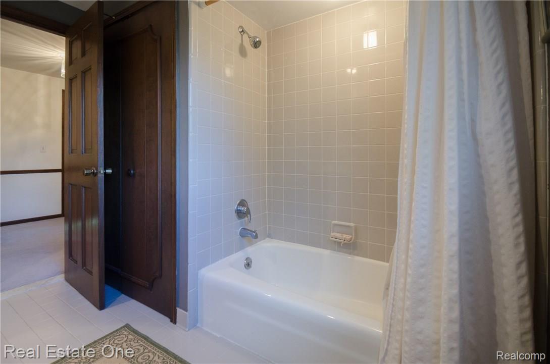 36214 Congress Road Farmington, MI 48335 - Photo 14 of 23 Ceramic floor and shower