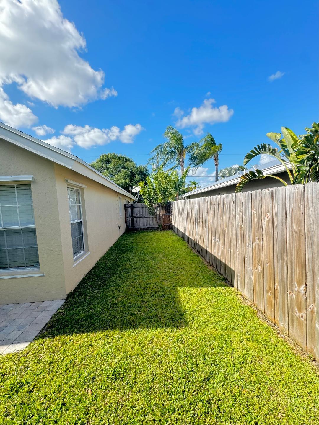 6270 Hollywood Street Jupiter, FL 33458 - Photo 18 of 21 Side Yard