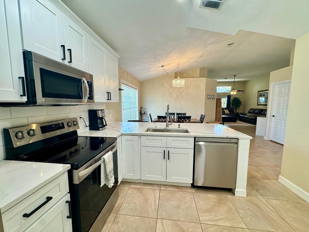 6270 Hollywood Street Jupiter, FL 33458 - Photo 2 of 21 Kitchen