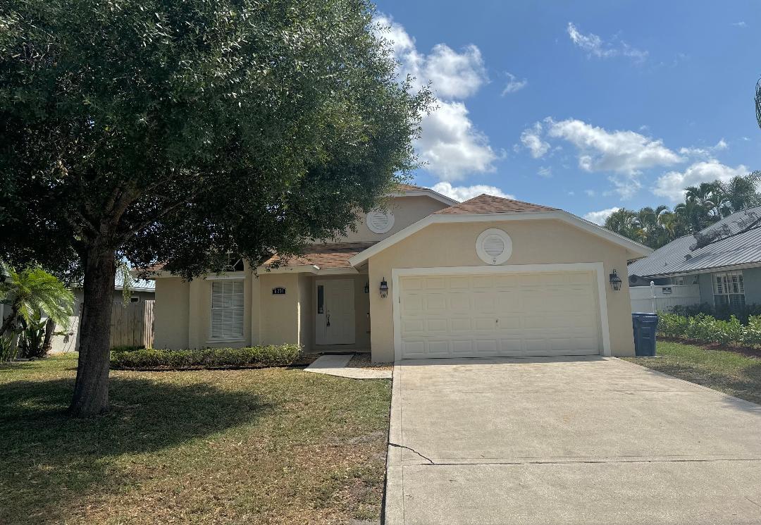 6270 Hollywood Street Jupiter, FL 33458 - Photo 3 of 21 Front
