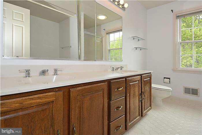 9821 Spring Ridge Lane Vienna, VA 22182 - Photo 26 of 30 Bath (Master)