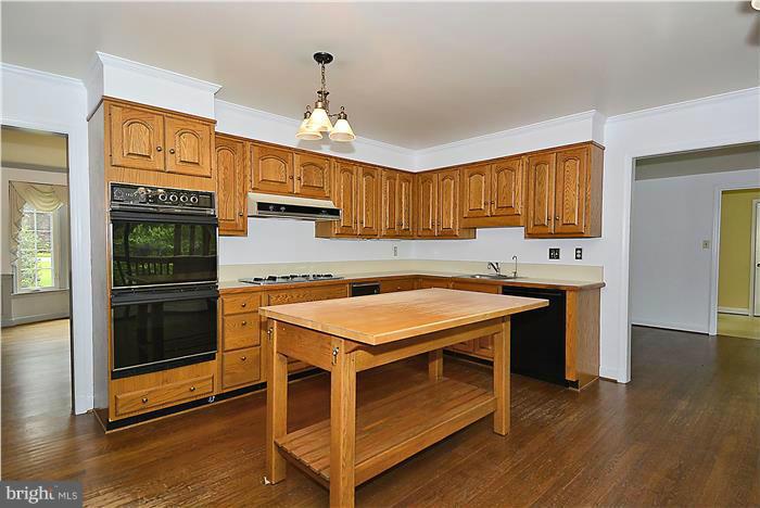 9821 Spring Ridge Lane Vienna, VA 22182 - Photo 9 of 30 Kitchen