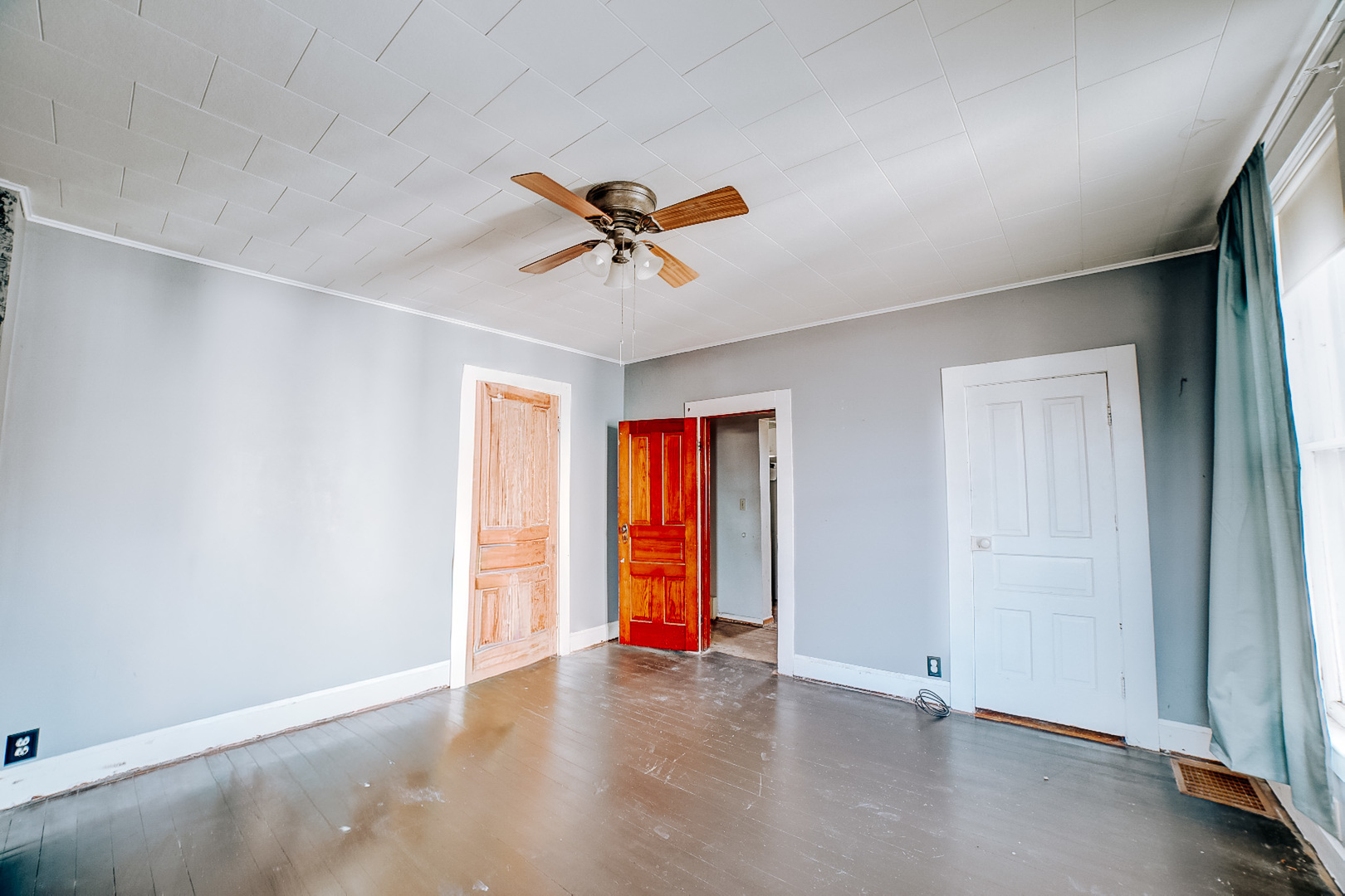 204 North Chicago Street Milford, IL 60953 - Photo 29 of 48 an empty room with window and a ceiling fan