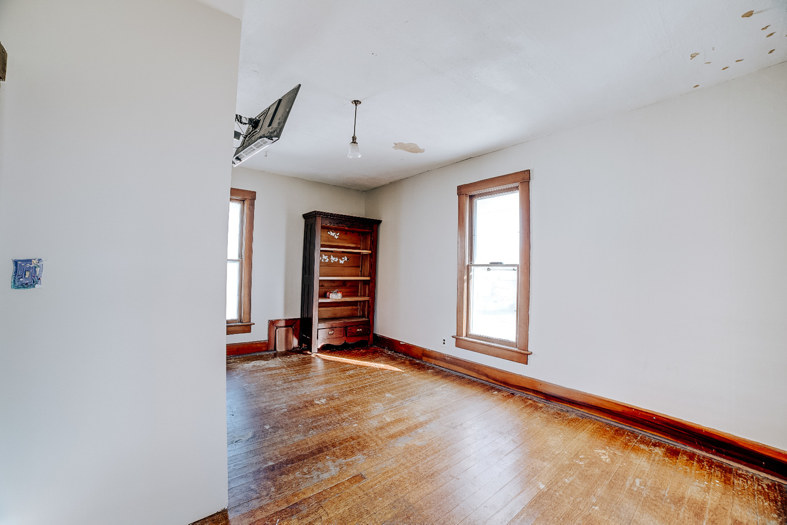 204 North Chicago Street Milford, IL 60953 - Photo 36 of 48 an empty room with windows