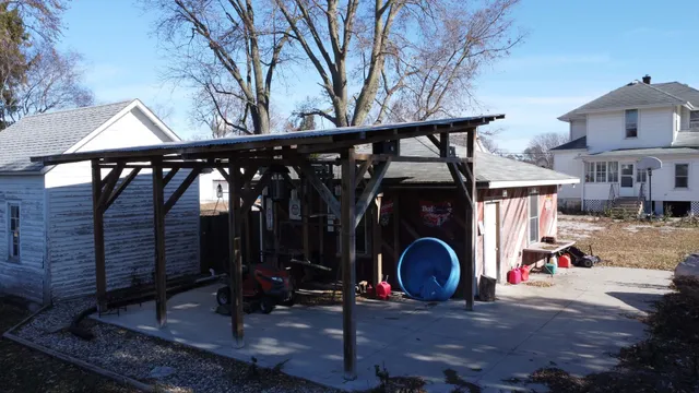 a view of entryway with a front door