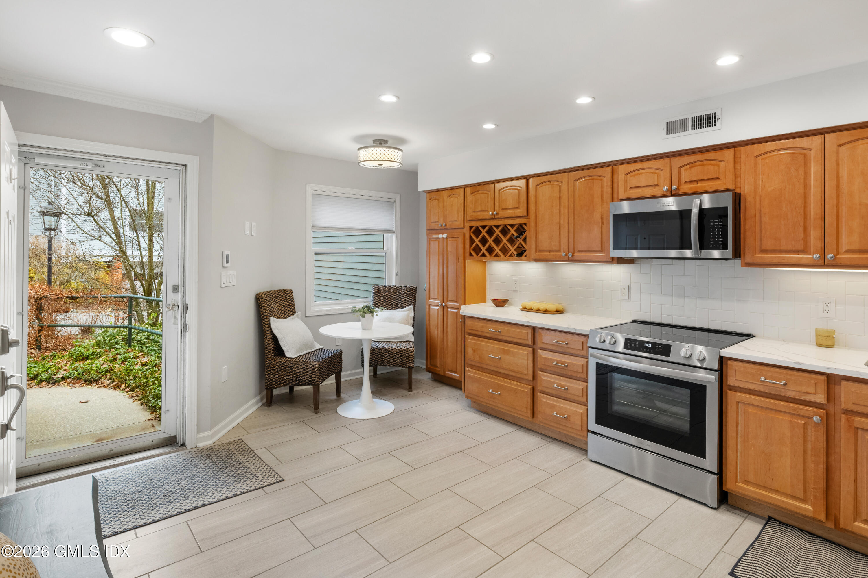 351 Pemberwick Road, Unit 505 Greenwich, CT 06831 - Photo 3 of 16 Kitchen