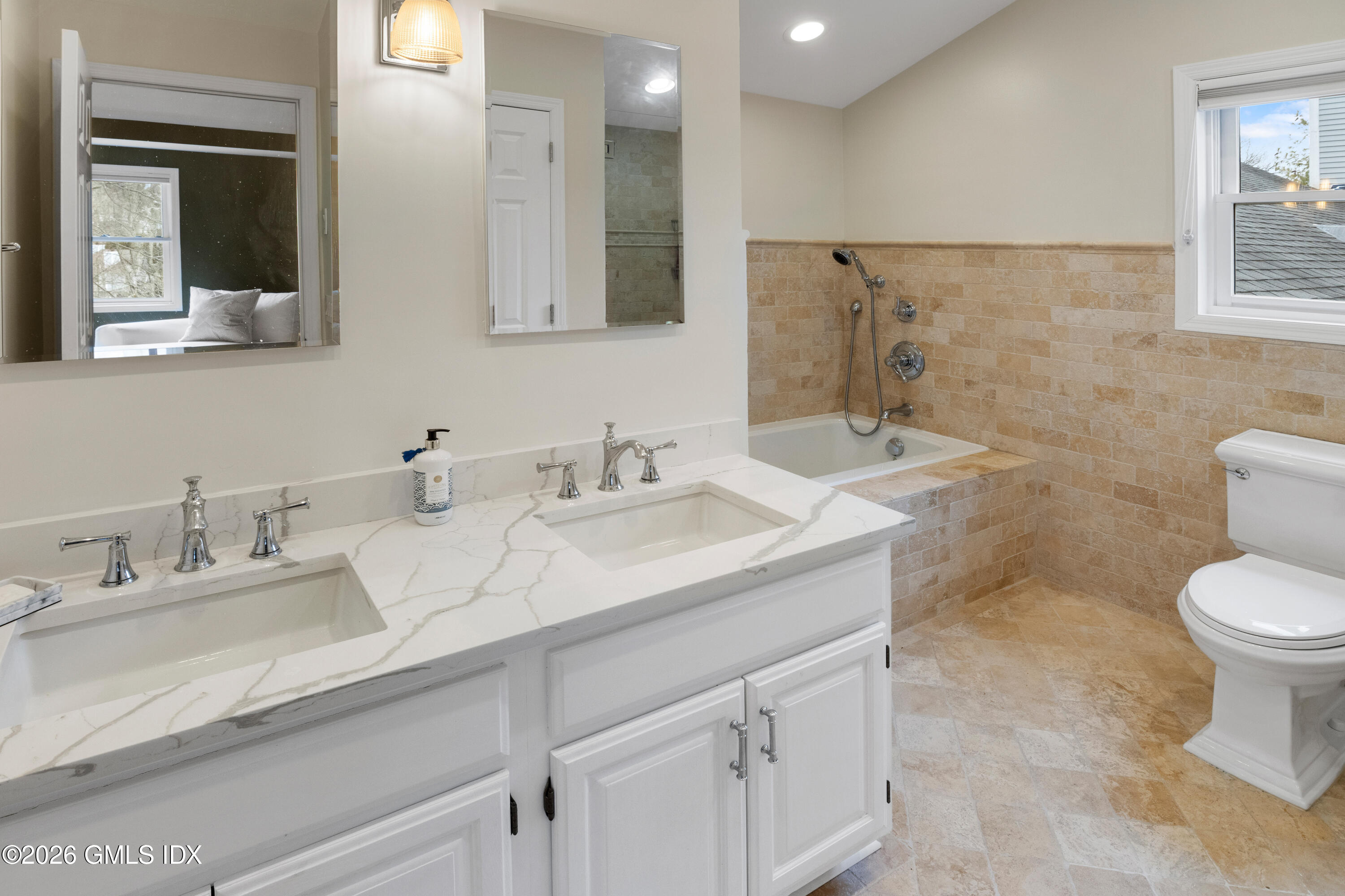 351 Pemberwick Road, Unit 505 Greenwich, CT 06831 - Photo 9 of 16 Primary bathroom