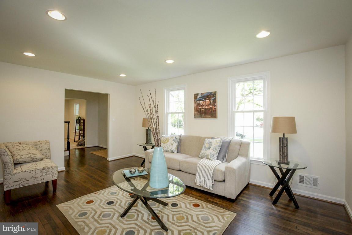 15440 Tindlay Street Silver Spring, MD 20905 - Photo 10 of 29 Living Room