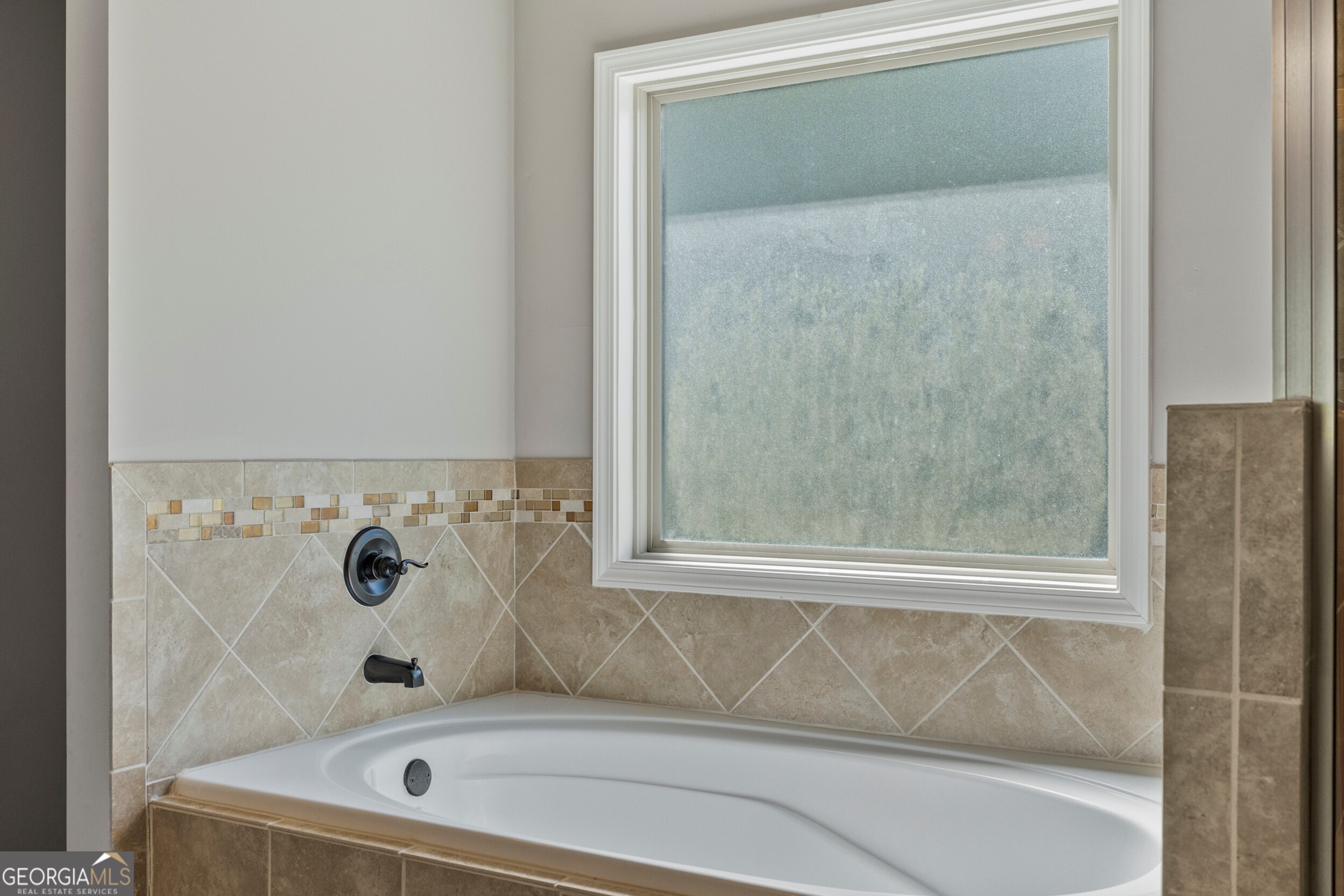 1612 Dennis Smith Road Pine Mountain, GA 31822 - Photo 18 of 33 a bath tub sitting next to a shower