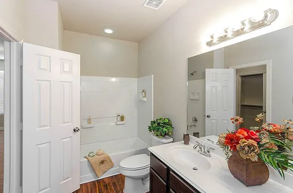 $1,699 | 63 Woodland Hills Drive, Unit 1B, Conroe, TX 77303