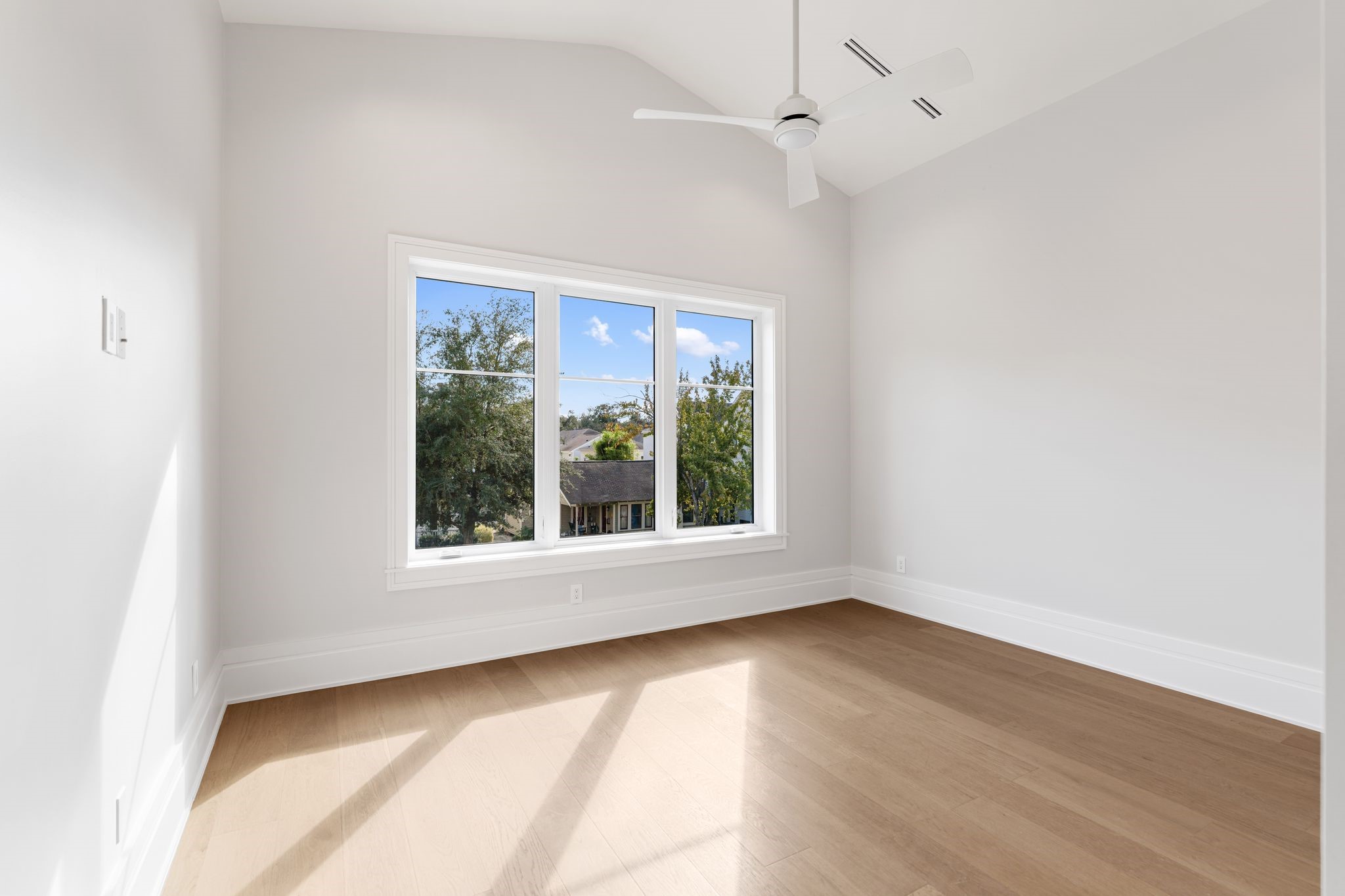 1023 Euclid Street Houston, TX 77009 - Photo 21 of 32 an empty room with a window