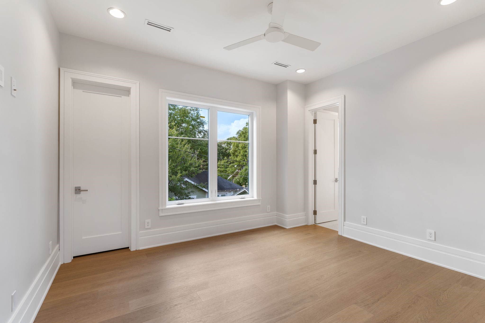 1023 Euclid Street Houston, TX 77009 - Photo 24 of 32 an empty room with a empty space and windows