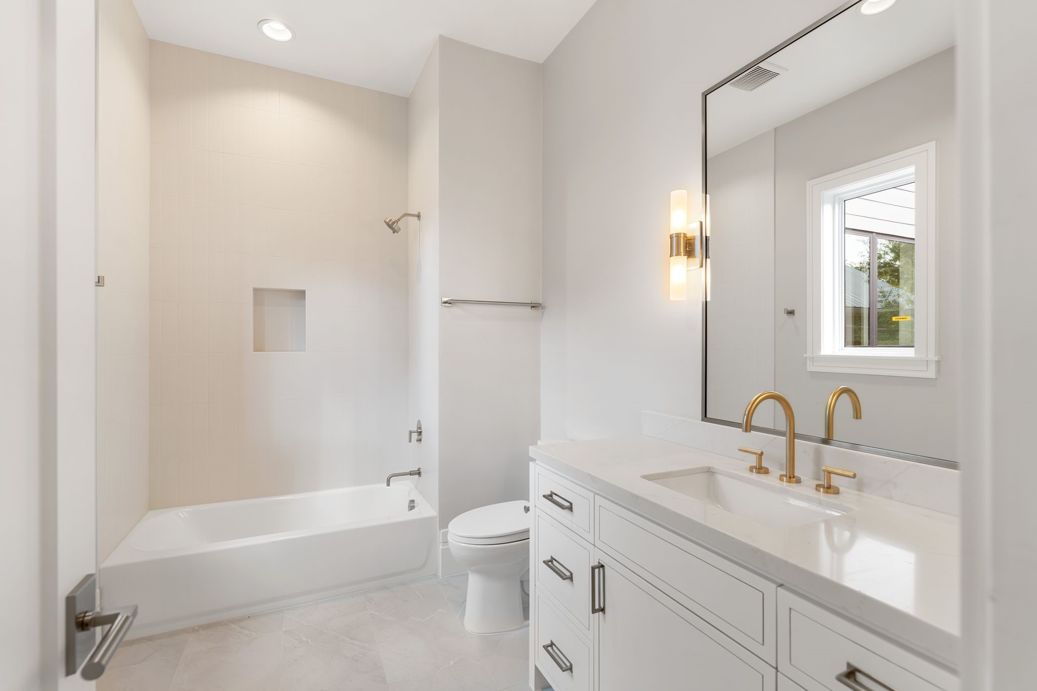 1023 Euclid Street Houston, TX 77009 - Photo 25 of 32 a bathroom with a sink a toilet and a bathtub