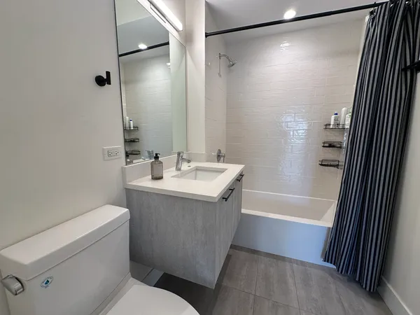 $5,750 | 550 North Ogden Avenue, Unit 2S, Chicago, IL 60642