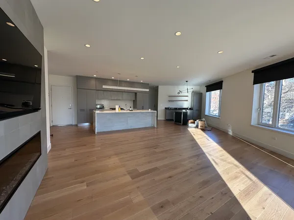 $5,750 | 550 North Ogden Avenue, Unit 2S, Chicago, IL 60642