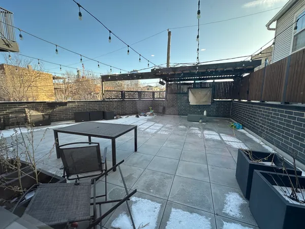 $5,750 | 550 North Ogden Avenue, Unit 2S, Chicago, IL 60642