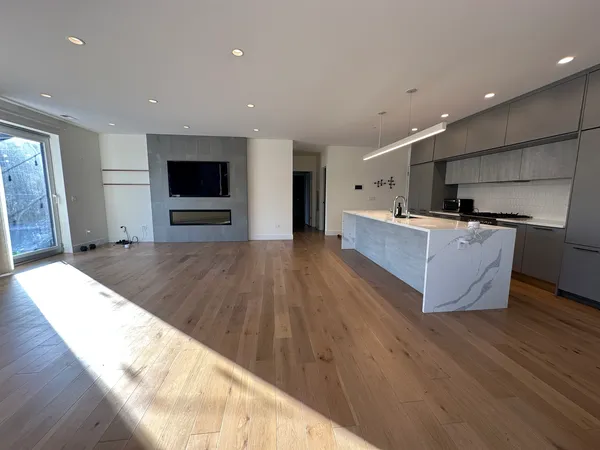 $5,750 | 550 North Ogden Avenue, Unit 2S, Chicago, IL 60642