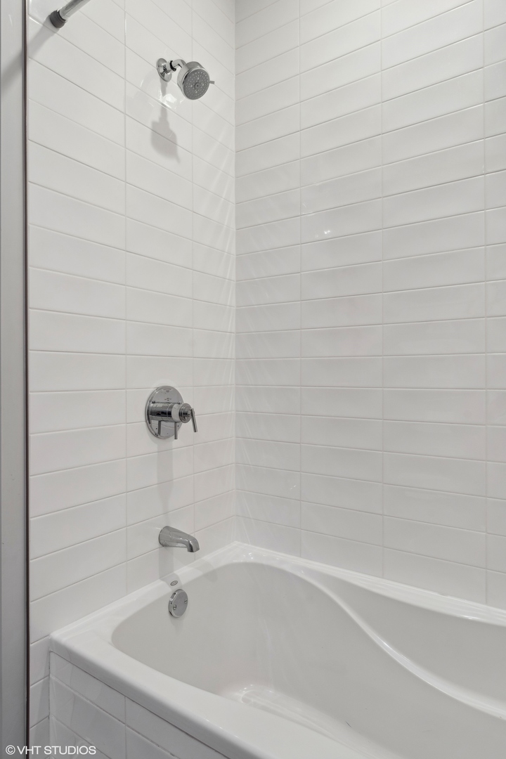 39 North Aberdeen Street, Unit PHN Chicago, IL 60607 - Photo 32 of 46 a bathroom with a bathtub