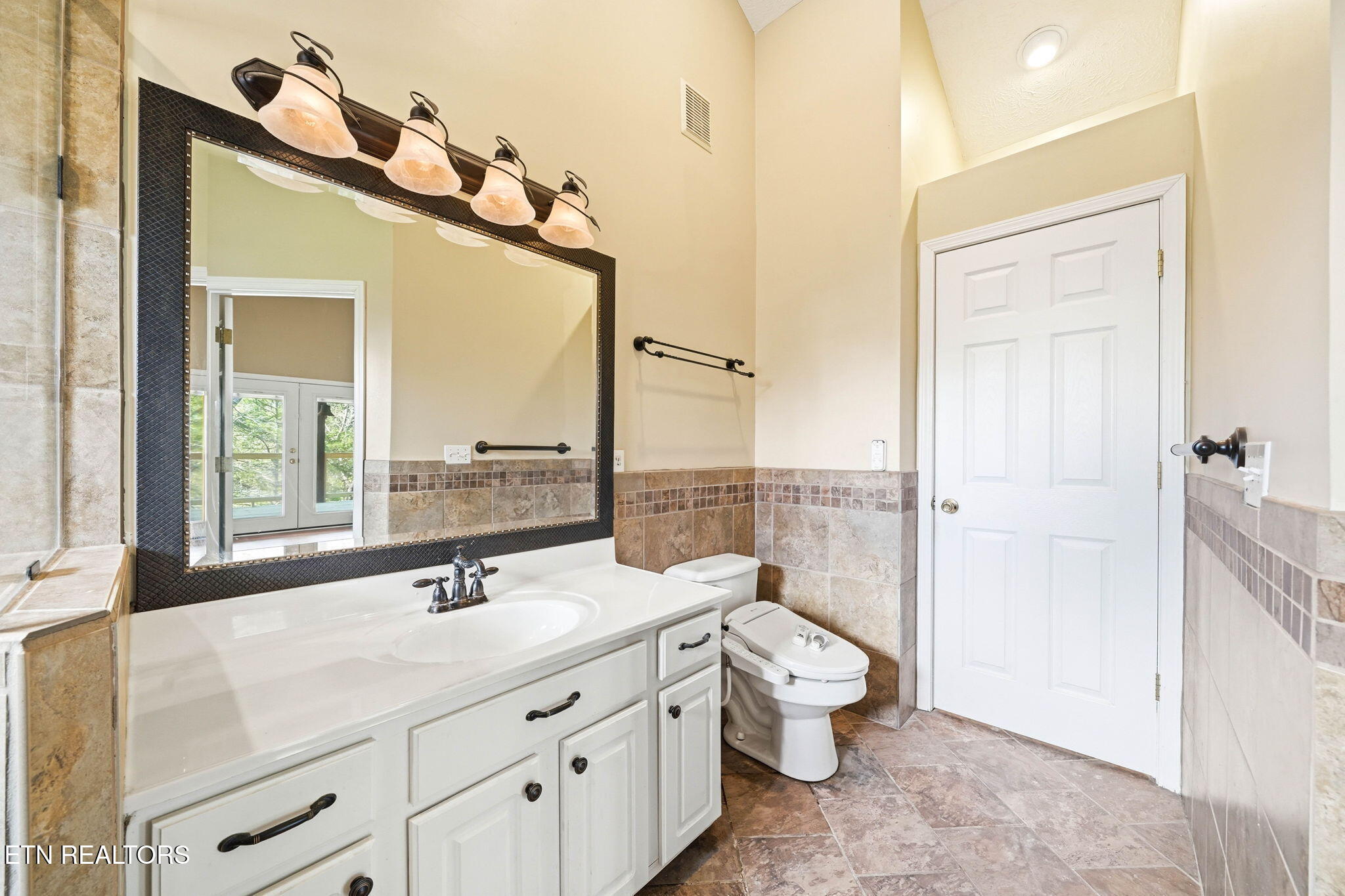 7418 Beavers Bend Lane Corryton, TN 37721 - Photo 16 of 33 Primary Bathroom