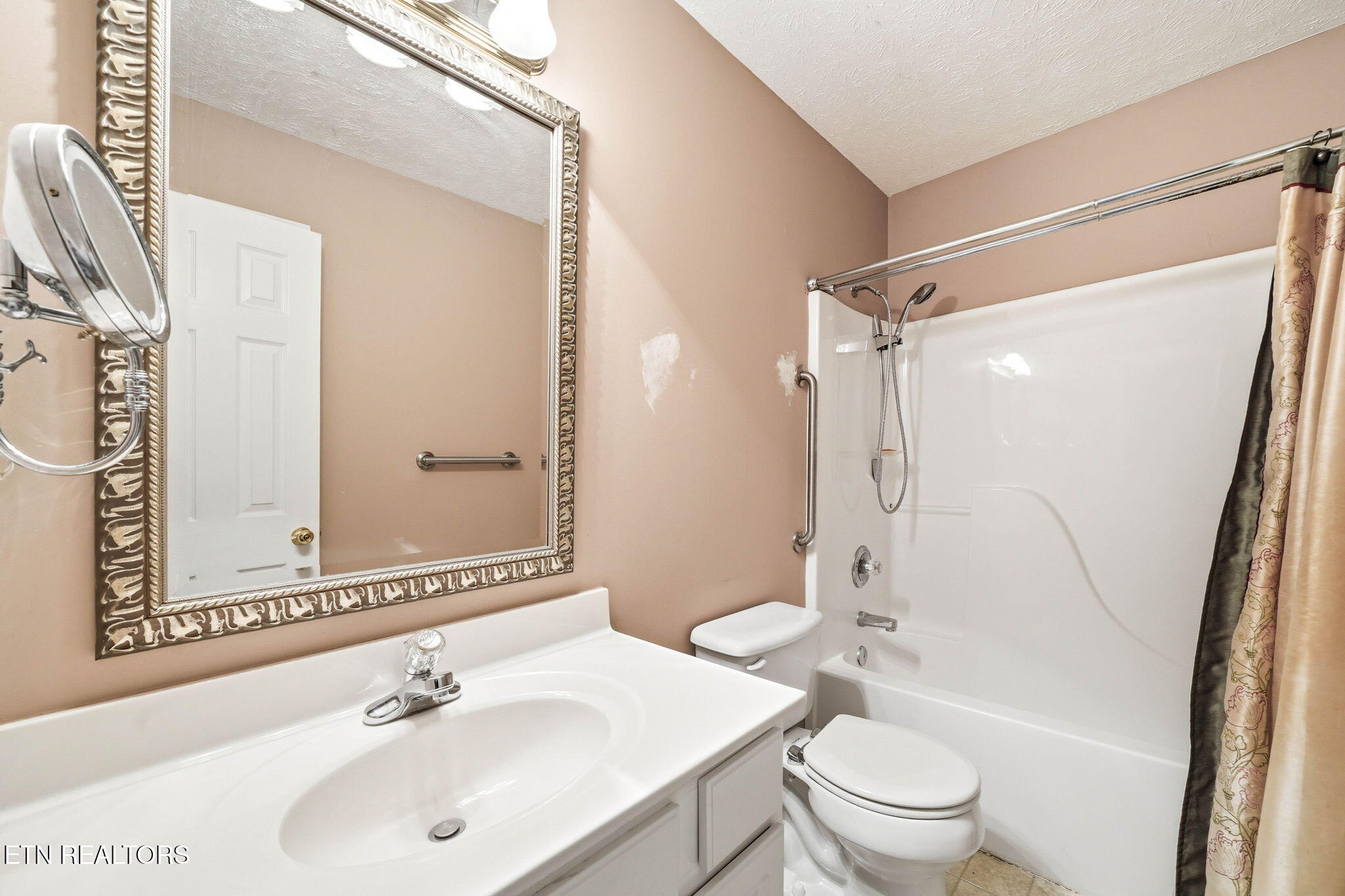 7418 Beavers Bend Lane Corryton, TN 37721 - Photo 24 of 33 Hallway Bedroom