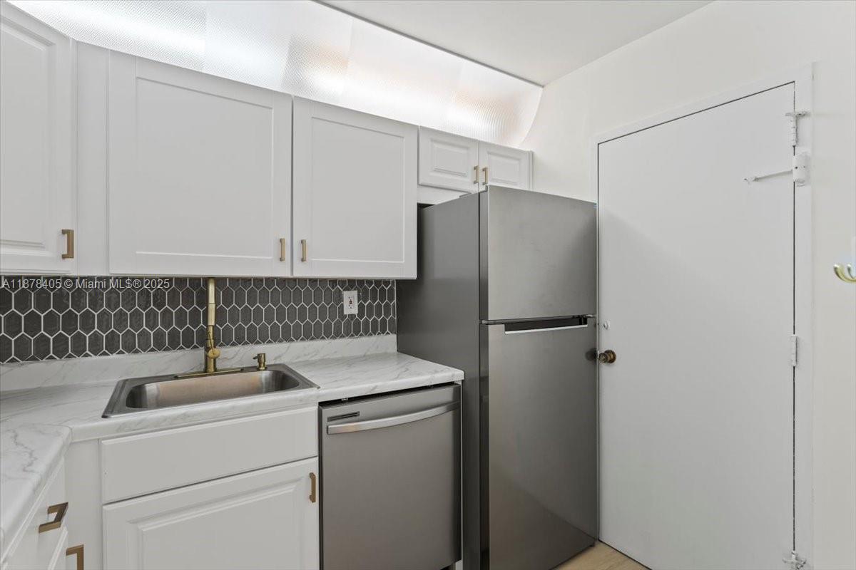 2899 Collins Avenue, Unit 1104 Miami Beach, FL 33140 - Photo 15 of 21 a utility room with dryer and washer