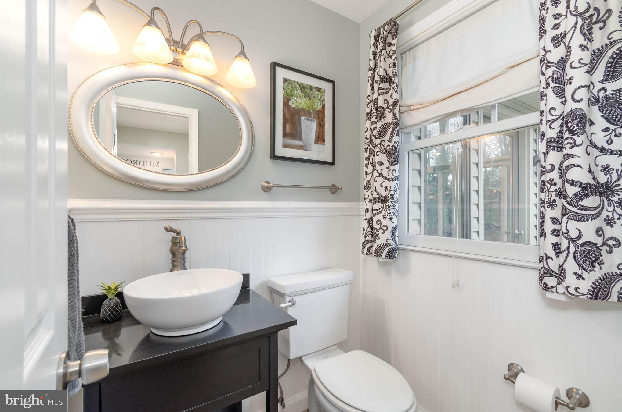 231 Falcon Drive Pasadena, MD 21122 - Photo 16 of 37 Main level half bath