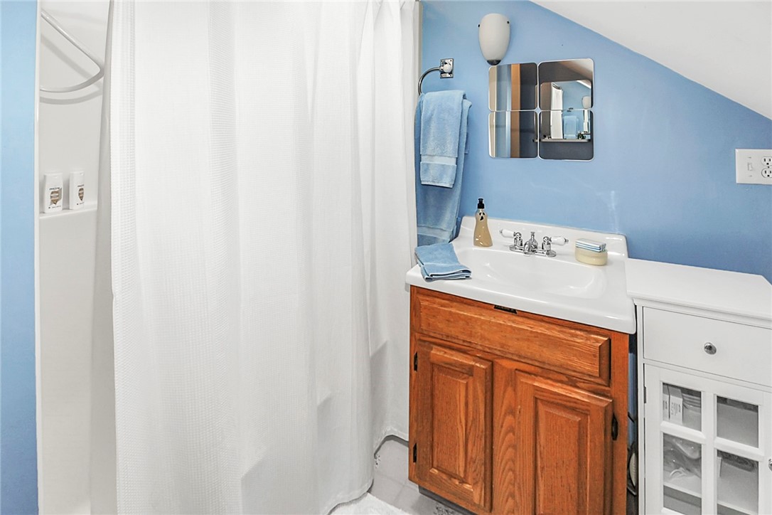 60 Tower Hill Road Tiverton, RI 02878 - Photo 32 of 41 2nd Bathroom