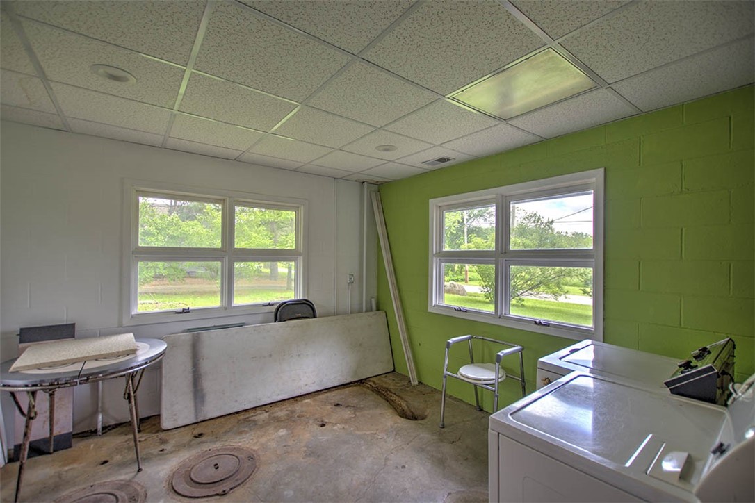4480 Fort Daniel Road Decatur, IL 62521 - Photo 25 of 34 a room with furniture and a window