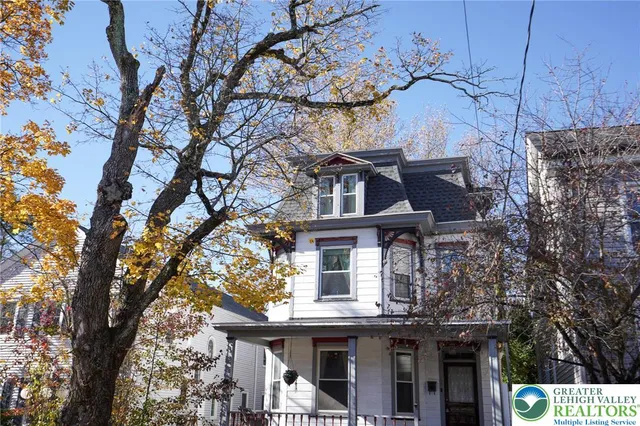 a view of a windows and tub