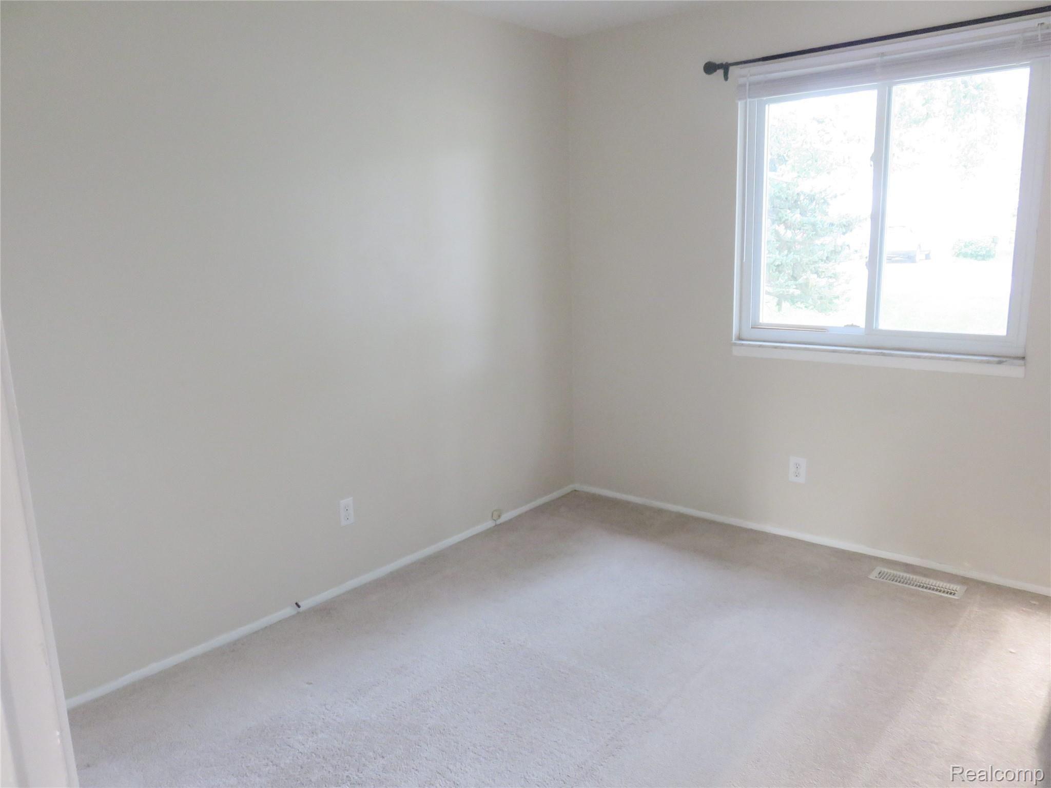 2990 Harrison Avenue Rochester, MI 48307 - Photo 13 of 18 IMG_1688.JPG