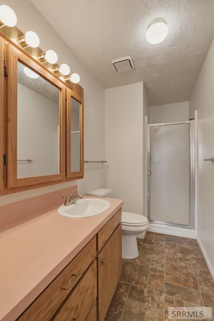 1075 Canal Avenue Idaho Falls, ID 83402 - Photo 14 of 26 En Suite Bath