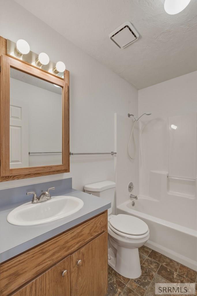 1075 Canal Avenue Idaho Falls, ID 83402 - Photo 18 of 26 Main Bath