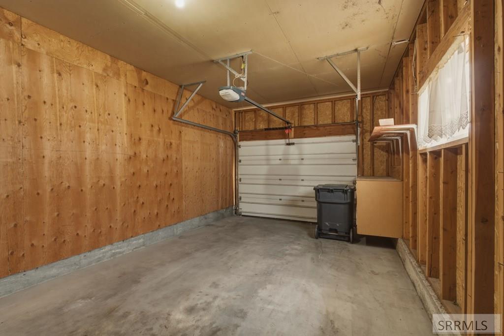 1075 Canal Avenue Idaho Falls, ID 83402 - Photo 20 of 26 Garage