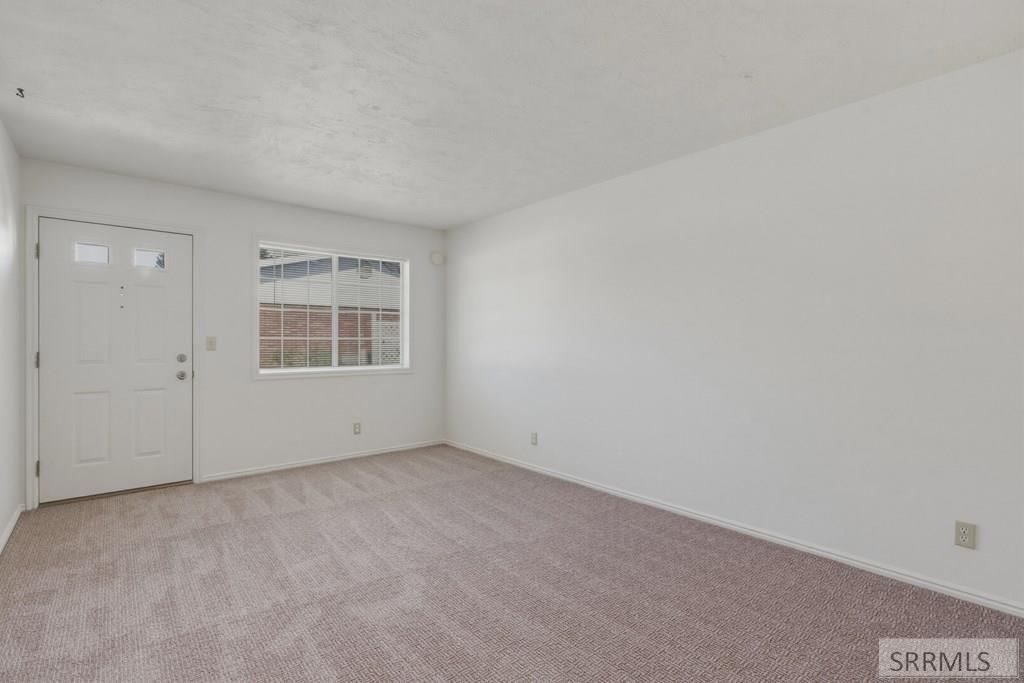 1075 Canal Avenue Idaho Falls, ID 83402 - Photo 4 of 26 Living Room