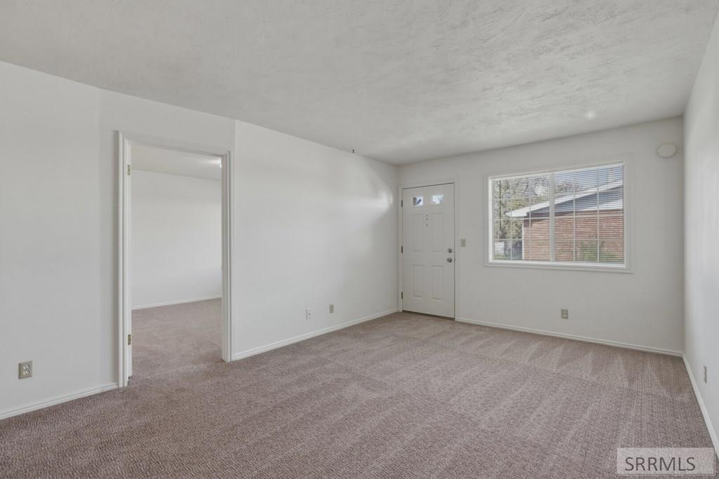 1075 Canal Avenue Idaho Falls, ID 83402 - Photo 5 of 26 Living Room