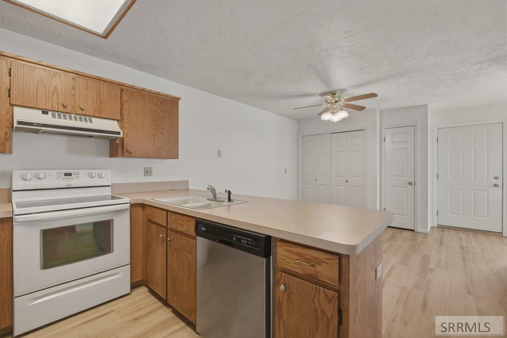 1075 Canal Avenue Idaho Falls, ID 83402 - Photo 9 of 26 Kitchen & Dining Area