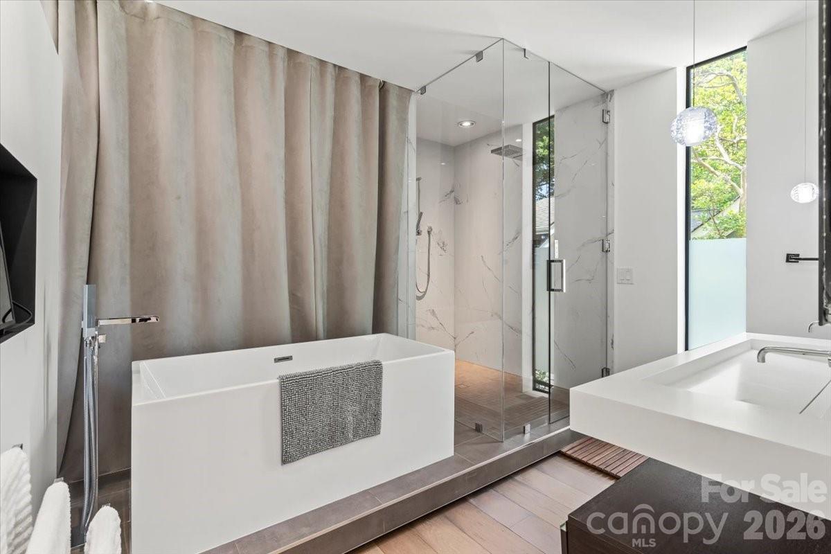 1620 South Tryon Street Charlotte, NC 28203 - Photo 17 of 29 a view of bathroom with bathtub and shower