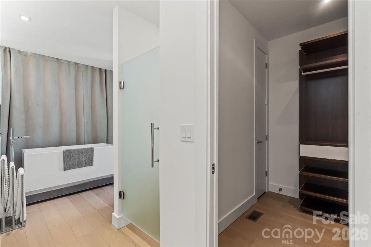 1620 South Tryon Street Charlotte, NC 28203 - Photo 18 of 29 a view of walk in closet