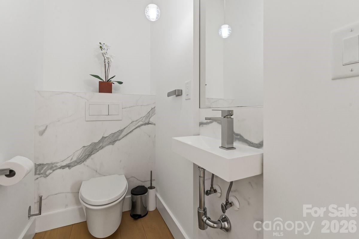 1620 South Tryon Street Charlotte, NC 28203 - Photo 9 of 29 a bathroom with a sink toilet and a mirror