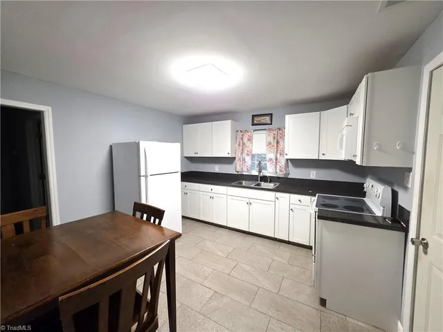 $1,000 | 902 North South Street, Mount Airy, NC 27030