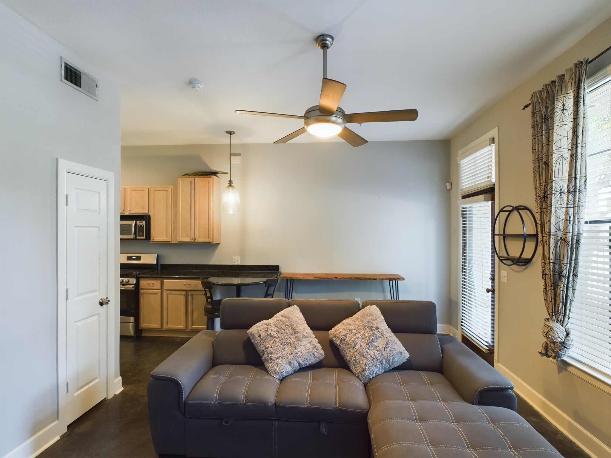 1602 Elgin Street, Unit 3 Houston, TX 77004 - Photo 3 of 10 a living room with furniture and a ceiling fan