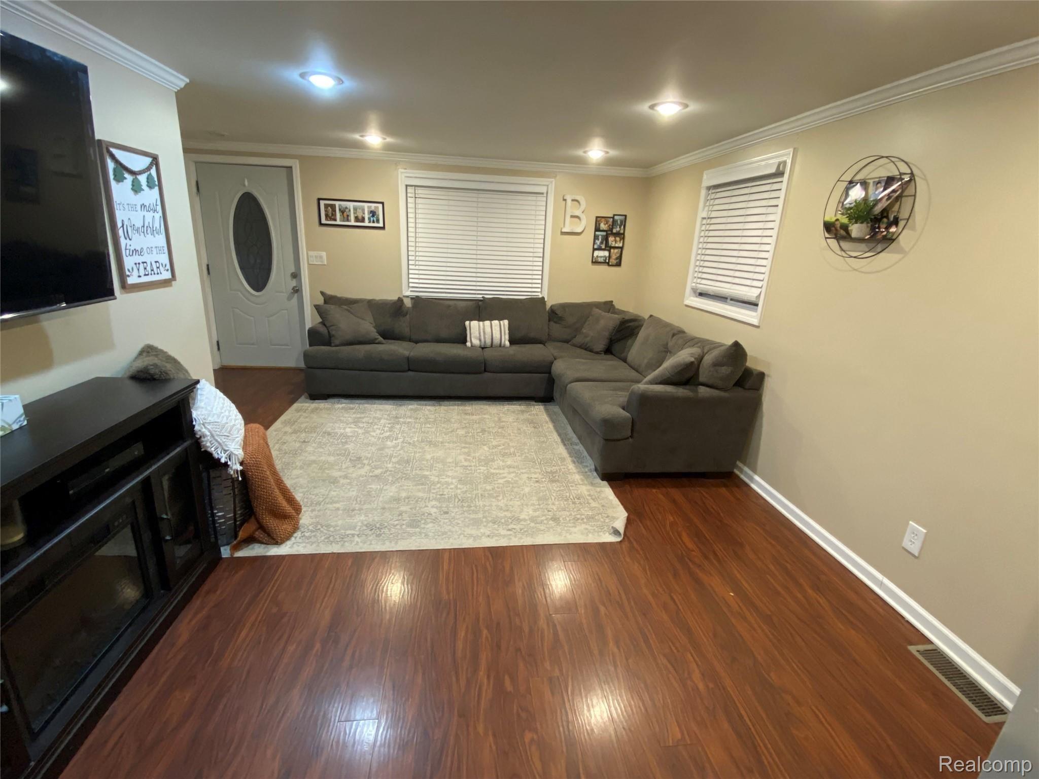 5321 Flushing Road Flushing, MI 48433 - Photo 3 of 19 Living Room