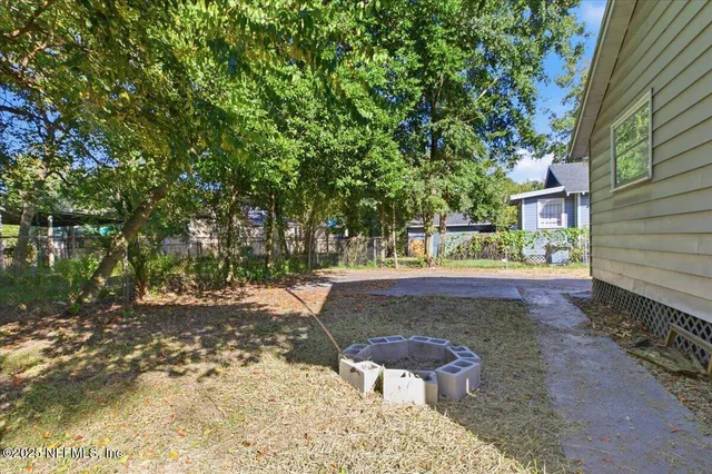 a view of a yard with plants