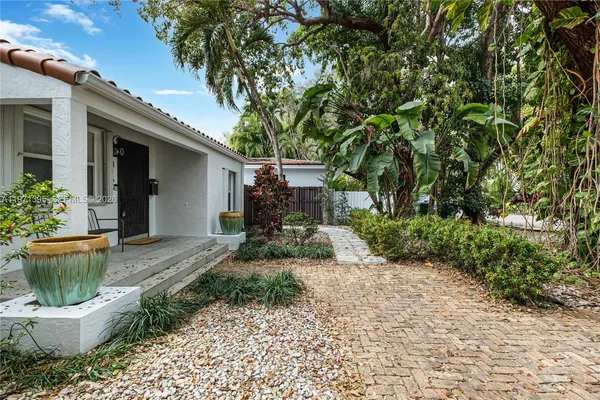 a view of a back yard of the house