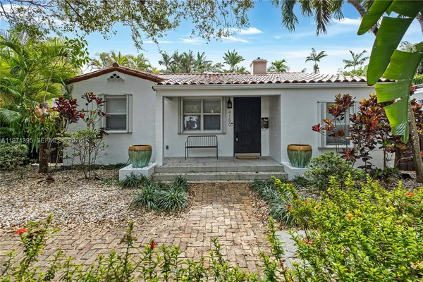 a view of a house with tub and garden
