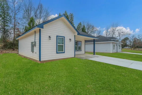 a view of a house with a yard