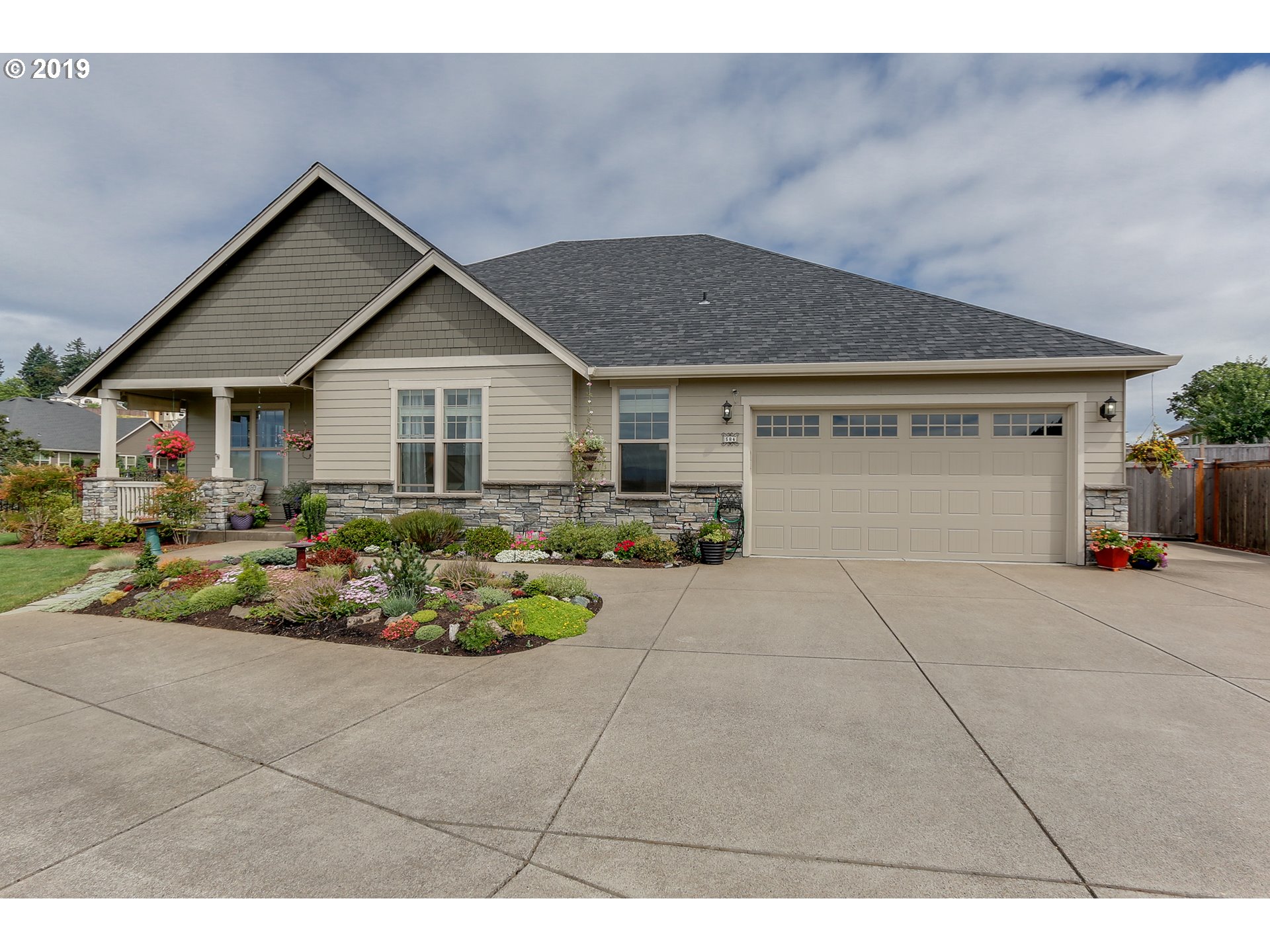 584 Mountaingate Drive Springfield, OR 97478 - Photo 1 of 32 Gallery Image 1