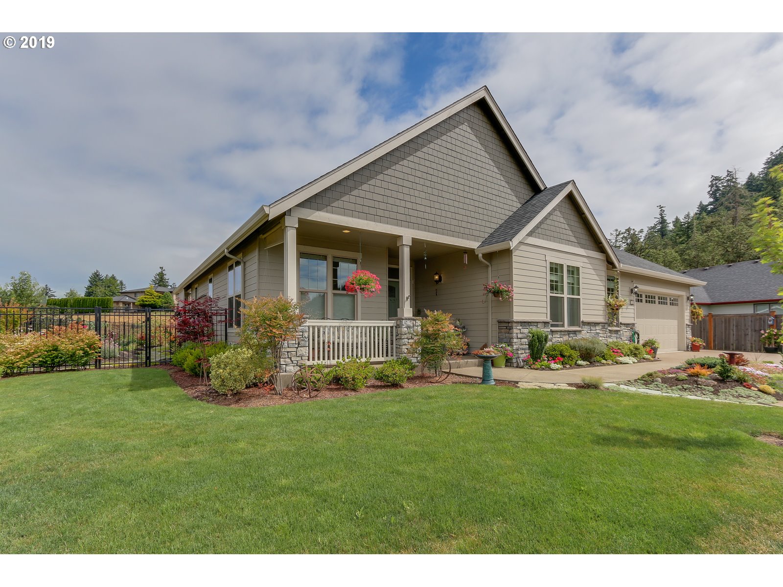 584 Mountaingate Drive Springfield, OR 97478 - Photo 2 of 32 Gallery Image 2
