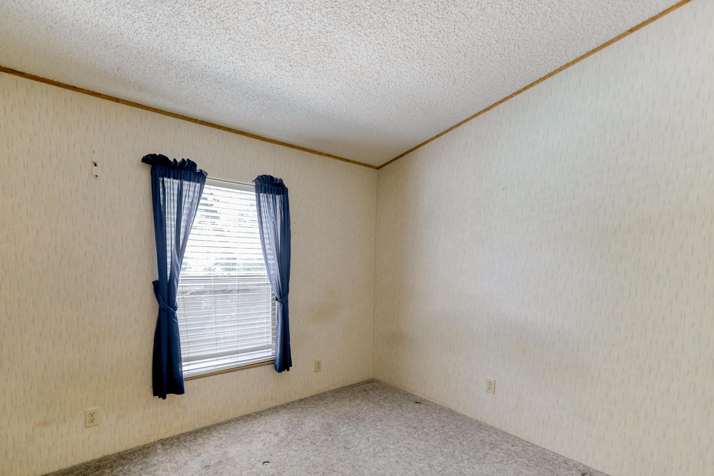 17913 Sutton Road Redding, CA 96003 - Photo 15 of 32 HV7A1858