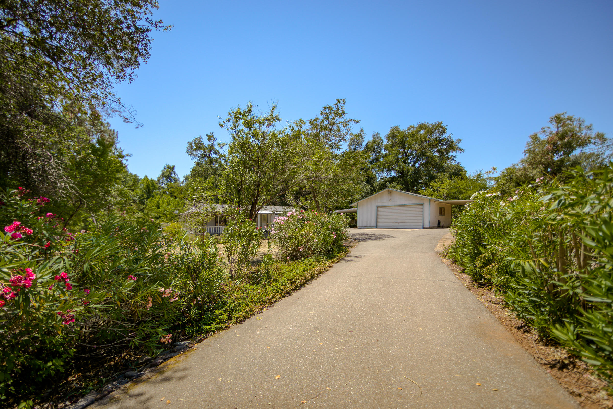 17913 Sutton Road Redding, CA 96003 - Photo 2 of 32 HV7A1930